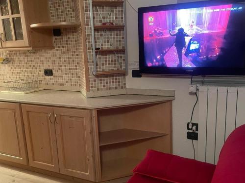 TV a/nebo společenská místnost v ubytování BAITA SOLE ALTO la tua casa sulle piste da sci