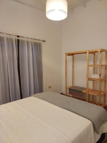 Un dormitorio con una cama grande y una ventana en •JADE• Casas de alquiler en Los Molles