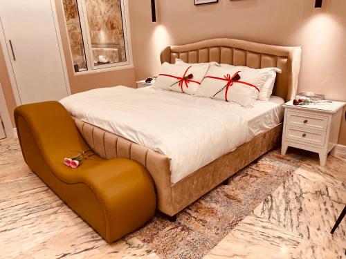łóżko z czerwonymi łukami w obiekcie الأجنحة الرخامية فندقية w mieście Burajda