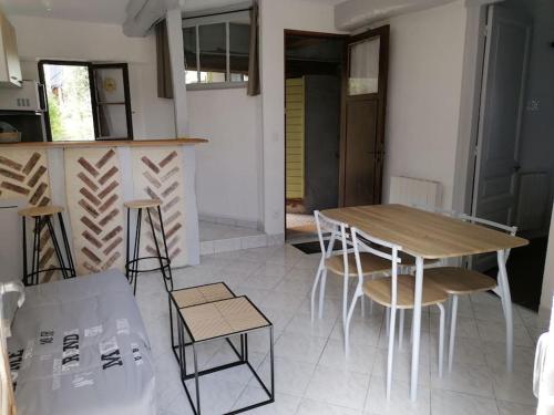Zdjęcie z galerii obiektu Ô p'tit 44 Apt + terrasse dans le vieux Honfleur w mieście Honfleur