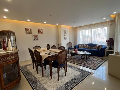 Unique apartment in Almaza في القاهرة: غرفة معيشة مع طاولة وأريكة