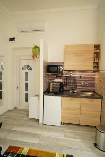 una cucina con lavandino e piano di lavoro di Suzan's apartment in the heart of Budapest a Budapest