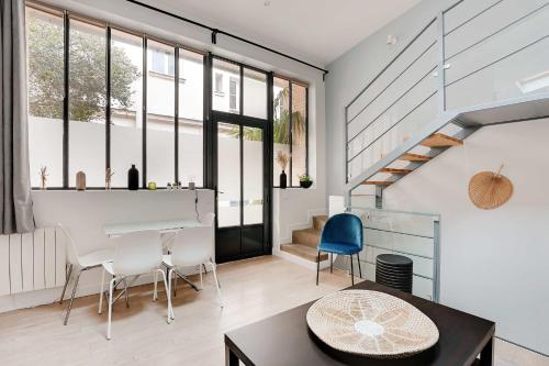 un salon avec une table et des chaises dans l'établissement Cozy apartment - 3BR-8P - Montparnasse, à Paris