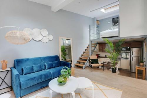 un salon avec un canapé bleu et une table dans l'établissement Spacious apartment - 2BR-6P - Montparnasse, à Paris