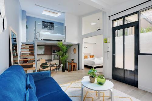 un salon avec un canapé bleu et une table dans l'établissement Spacious apartment - 2BR-6P - Montparnasse, à Paris