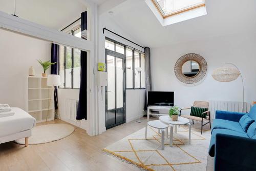 un salon avec un canapé bleu et une table dans l'établissement Spacious apartment - 2BR-6P - Montparnasse, à Paris