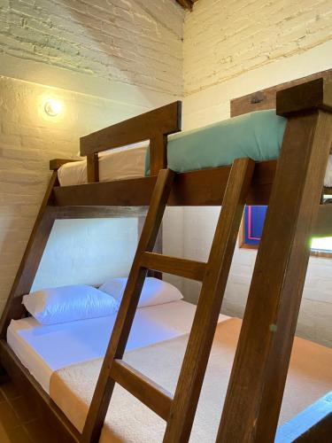 Etagenbett in einem Zimmer mit einer Leiter in der Unterkunft Private nature surrounded House with Kiosk/Pool. in Riveralta
