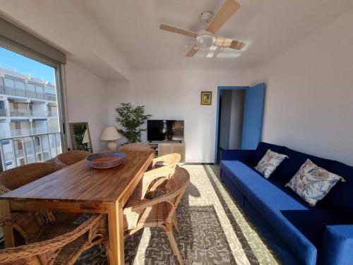 een woonkamer met een blauwe bank en een tafel bij Bolivia Sea View Santa Pola in Santa Pola