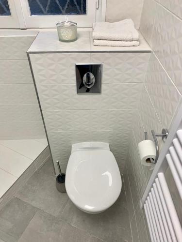 La salle de bains est pourvue de toilettes blanches et d'un comptoir. dans l'établissement Foras Urban Living à 2 pas du festival, à Cannes