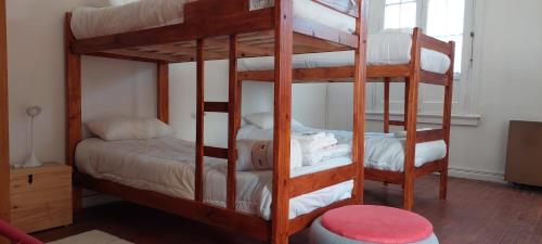 Tempat tidur susun dalam kamar di Hostel B&B Tandil