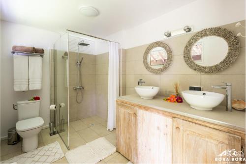 uma casa de banho com um WC, um lavatório e um chuveiro em Villa Noa Noa - Matira em Bora Bora