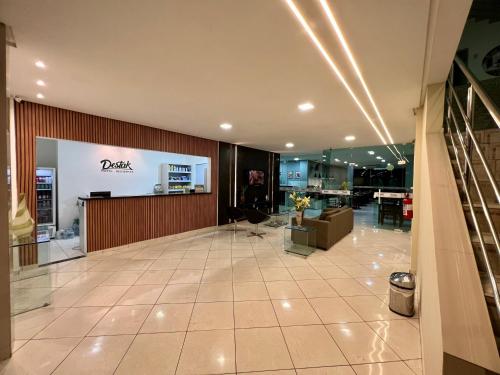 Lobi atau kawasan kaunter penerimaan di Destak Hotel Residence