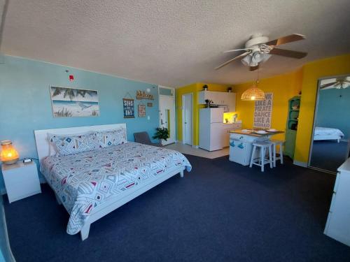 a bedroom with a bed and a ceiling fan at Amazing Ocean View Studio Daytona Beach in Daytona Beach