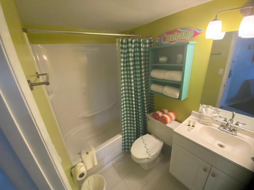 y baño con lavabo, aseo y ducha. en Amazing Ocean View Studio Daytona Beach en Daytona Beach