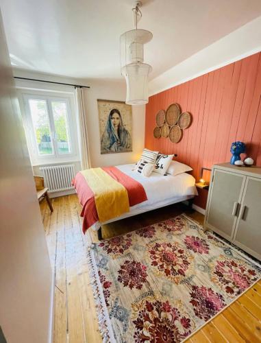 une chambre avec un lit et un tapis dans l'établissement Saint Malo - Jolie Maison avec Jacuzzi 150m gare, à Saint-Malo