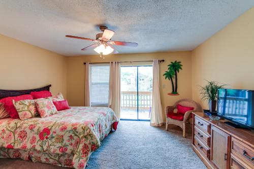- une chambre avec un lit et un ventilateur de plafond dans l'établissement Destin Townhome with Balcony - Walk to the Beach!, à Destin