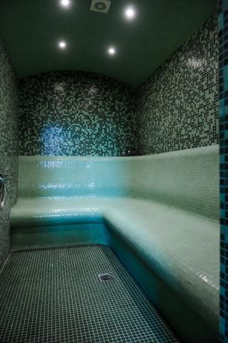 a bathroom with a hot tub in a room at Балкан вили in Ribarica