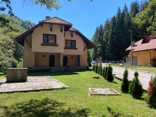 una pequeña casa al lado de una carretera en Балкан вили en Ribarica