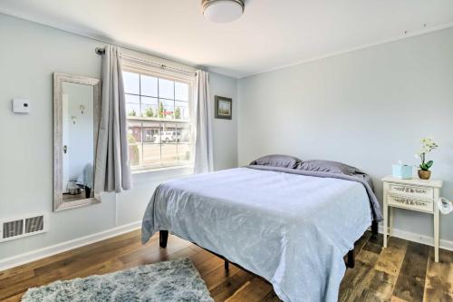 une chambre blanche avec un lit et une fenêtre dans l'établissement Salty Dog Cottage in Netarts with Deck, à Netarts