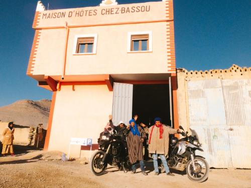 a group of people standing in front of a building at Maison D'hôtes Chez Bassou Agoudal in Agoudal