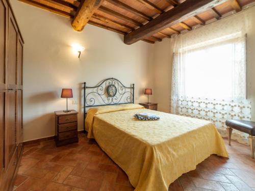 - une chambre avec un lit et une fenêtre dans l'établissement Podere Vergianoni con piscina e vista mozzafiato, à Tavarnelle in Val di Pesa