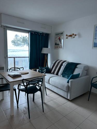 un salon avec un canapé et une table dans l'établissement Au cœur de la station, au pied des pistes, parking, à Bagnères-de-Bigorre