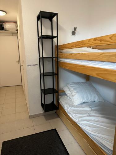 - deux lits superposés dans une chambre dans l'établissement Au cœur de la station, au pied des pistes, parking, à Bagnères-de-Bigorre