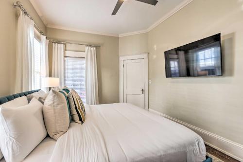 Ένα ή περισσότερα κρεβάτια σε δωμάτιο στο Bright Apartment 3 Mi to Downtown Birmingham!