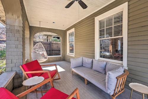 Ruang duduk di Immaculate Birmingham House with Covered Porch!