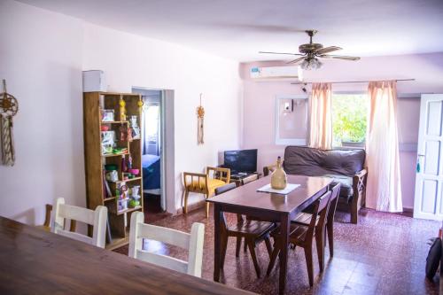 ein Wohnzimmer mit einem Tisch und einem Sofa in der Unterkunft La Nelida Posada in Chilecito