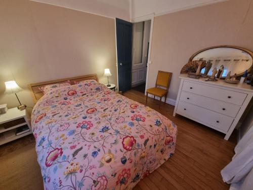 une chambre avec un lit et une commode dans l'établissement Le Loft 1936 : centre-ville + parking privé, au Havre