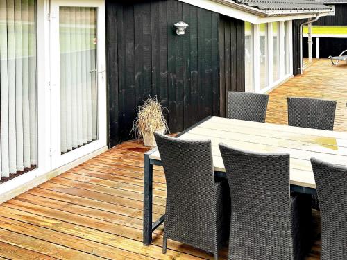 8 person holiday home in Storvorde في Egense: فناء على طاولة وكراسي على السطح