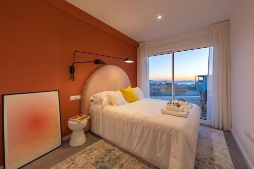 sypialnia z dużym łóżkiem i dużym oknem w obiekcie Whalehouse 2 - Terrace & Sea view - WIFI w mieście Tarifa