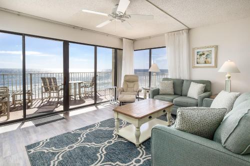 sala de estar con sofá, sillas y mesa en Gulfside 503 by Brooks and Shorey Resorts condo, en Fort Walton Beach