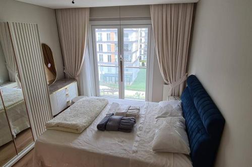 una camera da letto con un grande letto con una grande finestra di 2bedrooms 2washrooms with parking. near Starbucks a Istanbul