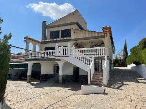 una casa grande con una escalera delante de ella en Granada Sights en Las Gabias