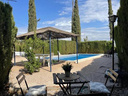 patio con tavolo e piscina di Granada Sights a Las Gabias