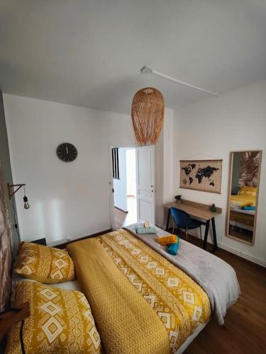 une chambre avec un grand lit et une table dans l'établissement Charmant T2 atypique, rénové, à Béziers