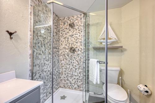 La salle de bains est pourvue d'une douche et de toilettes. dans l'établissement Slips and Slopes, à McHenry