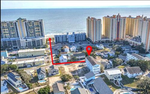 una vista aérea de una ciudad con un marcador rojo en Ocean View Luxury Rental - Sleeps 16 en Myrtle Beach