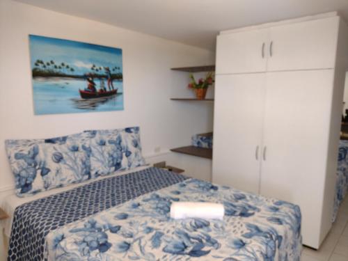 1 dormitorio con 1 cama y armario blanco en Victory Business Flat en João Pessoa