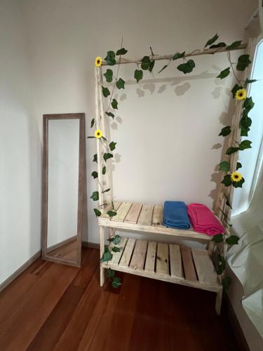 um quarto com um banco com flores na parede em Grande Família Hostel Av paulista em São Paulo