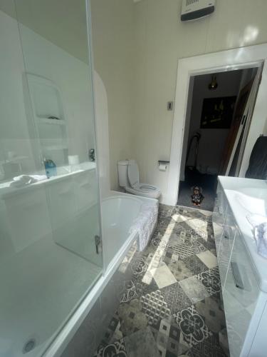Koupelna v ubytování Big Fully Equipped 3BRM Quiet Farm House Near Beach & 12 min to Town