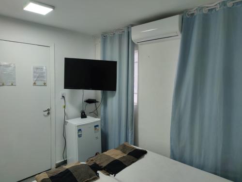 1 dormitorio con 1 cama y TV de pantalla plana en Casa Ecotrips Barra Funda - Hostel, en São Paulo
