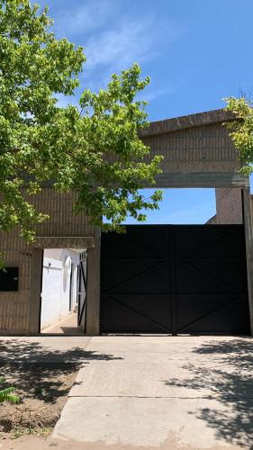 un garaje con una gran puerta negra en departamento en san rafael mendoza en San Rafael