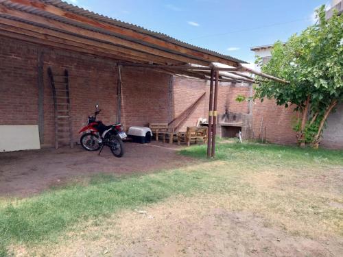 una motocicleta estacionada frente a un edificio de ladrillo en departamento en san rafael mendoza en San Rafael