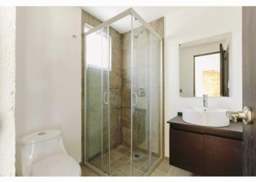 La salle de bains est pourvue d'une douche, de toilettes et d'un lavabo. dans l'établissement Casa de Scarlett, à Cocoyoc