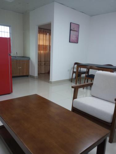 uma sala de estar com um sofá e uma mesa em Apartamento nueva era em David