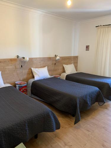 Habitación de hotel con 2 camas y 2 lámparas en Casa do Pai Castelo de Bode, en Serra