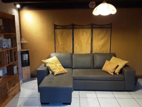 バン・レ・バンにあるHoliday home near Chapelle Aux Boisの青いソファ(黄色の枕付)が備わるリビングルーム